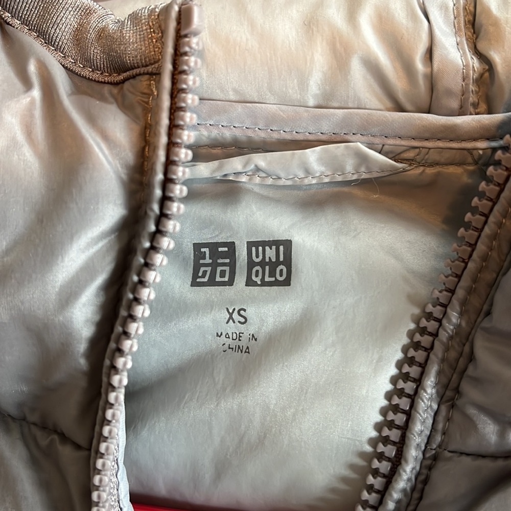 UNIQLO silver ultra light down puffer jacket zippered pockets size XS packable - Picture 3 of 9
